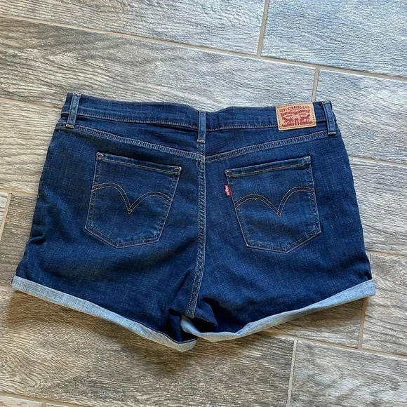 Levi’s mid-length women’s shorts Cuffed hem Dark wash Women’s size 33 - Picture 9 of 12
